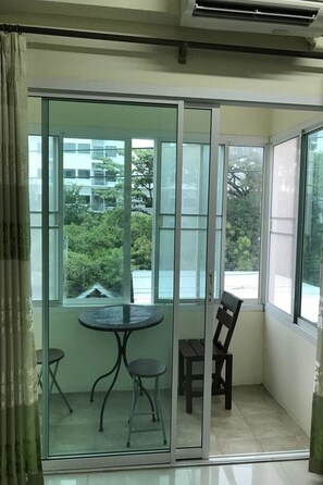 Standard Room with Balcony | Meja kerja dan Wi-Fi gratis