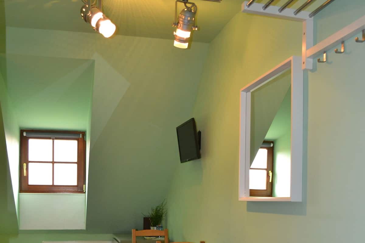 Economy-Doppel- oder -Zweibettzimmer (Attic) | Schreibtisch, kostenlose Babybetten, Zustellbetten, kostenloses WLAN