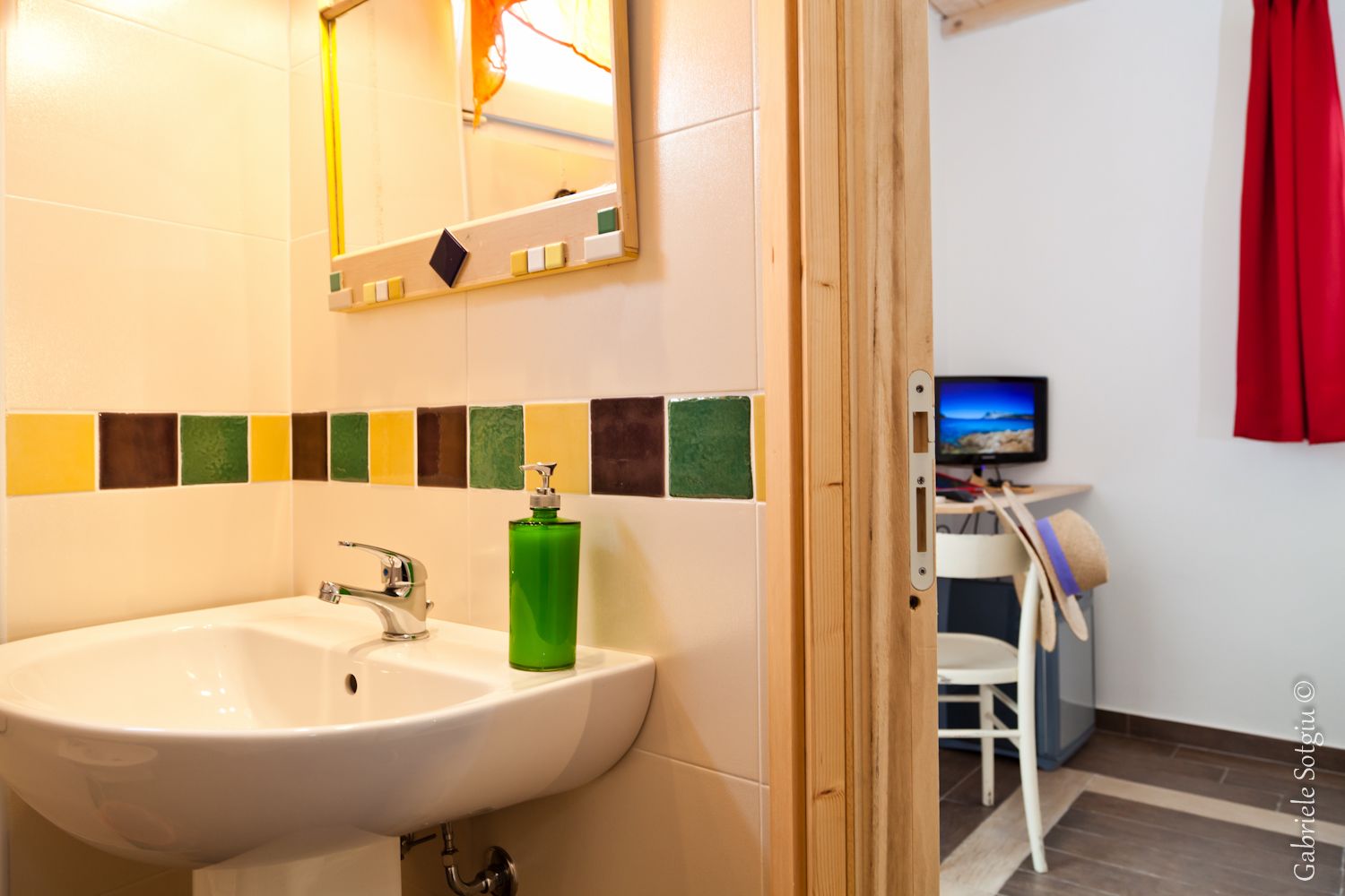 Economy-Doppelzimmer, Gartenblick | Waschbecken im Bad