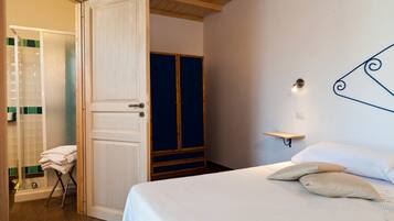 Doppia Economy, vista giardino | Minibar, una scrivania, Wi-Fi gratuito