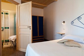 Economy tweepersoonskamer, uitzicht op tuin | Een minibar, een bureau, gratis wifi