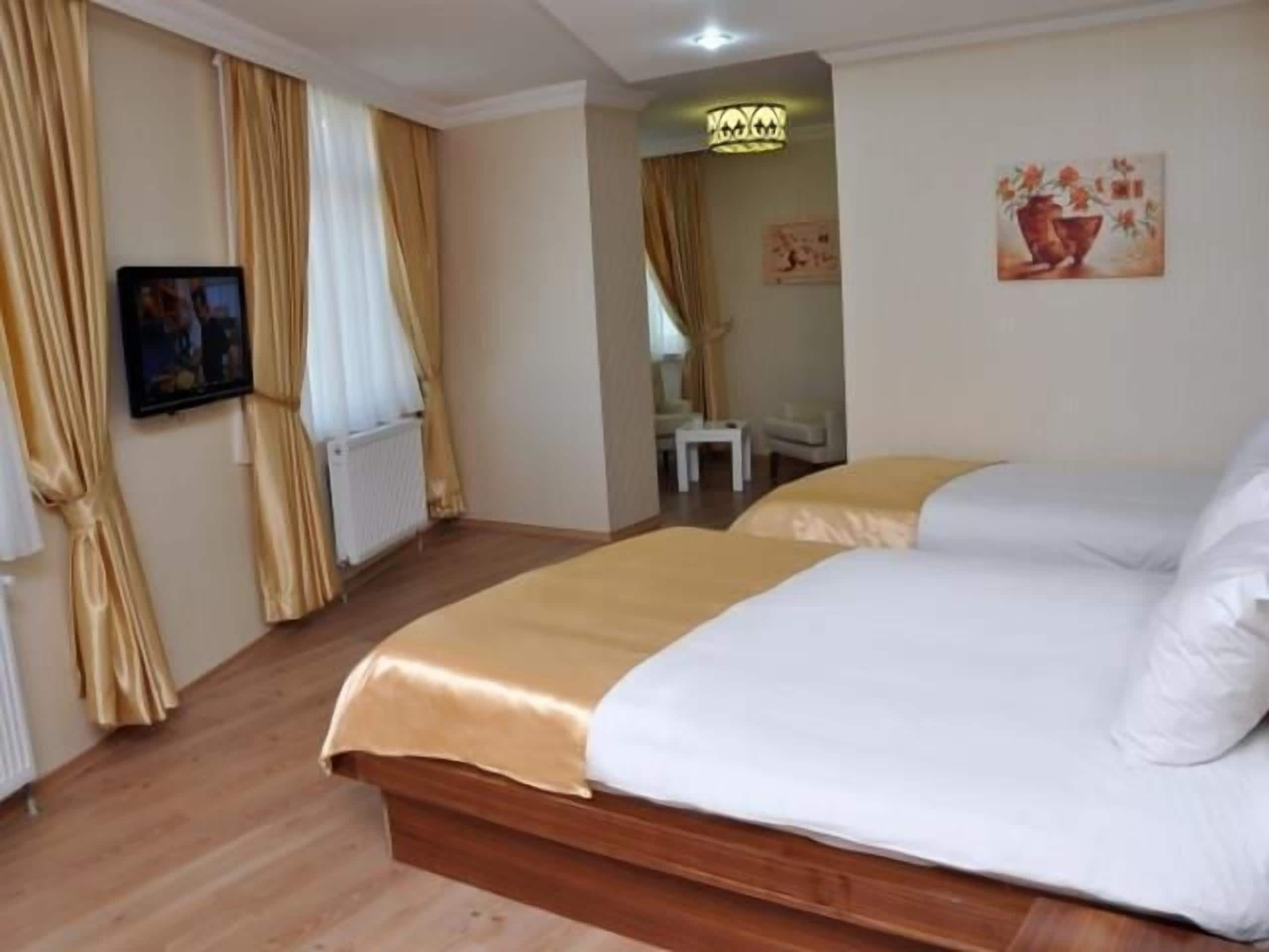 Familjerum | Minibar, värdeförvaringsskåp på rummet, skrivbord och ljudisolering