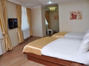 Perhehuone | Minibaari, tallelokero huoneessa, työpöytä, äänieristys