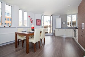 Departamento urbano, 2 habitaciones, 2 baños | Cocina privada | Refrigerador, microondas, horno y parrilla de estufa 