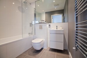 Ensemble douche/baignoire, articles de toilette gratuits, sèche-cheveux
