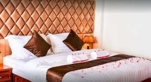 复式 | 高档床上用品、客房内保险箱、办公桌、隔音