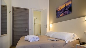 经济双人房或双床房 | 客房内保险箱、办公桌、婴儿床、免费 WiFi