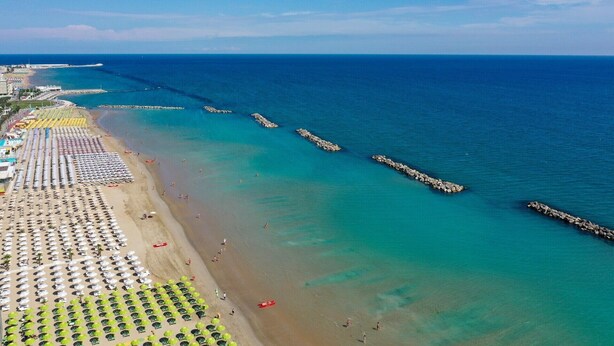 靠近海滩、白沙、间海滩酒吧