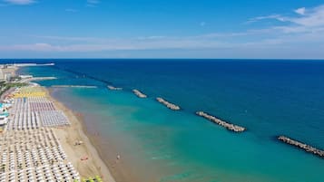 Aan het strand, wit zand, een strandbar