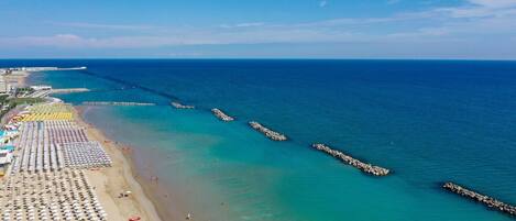 Sulla spiaggia, sabbia bianca, un bar sulla spiaggia