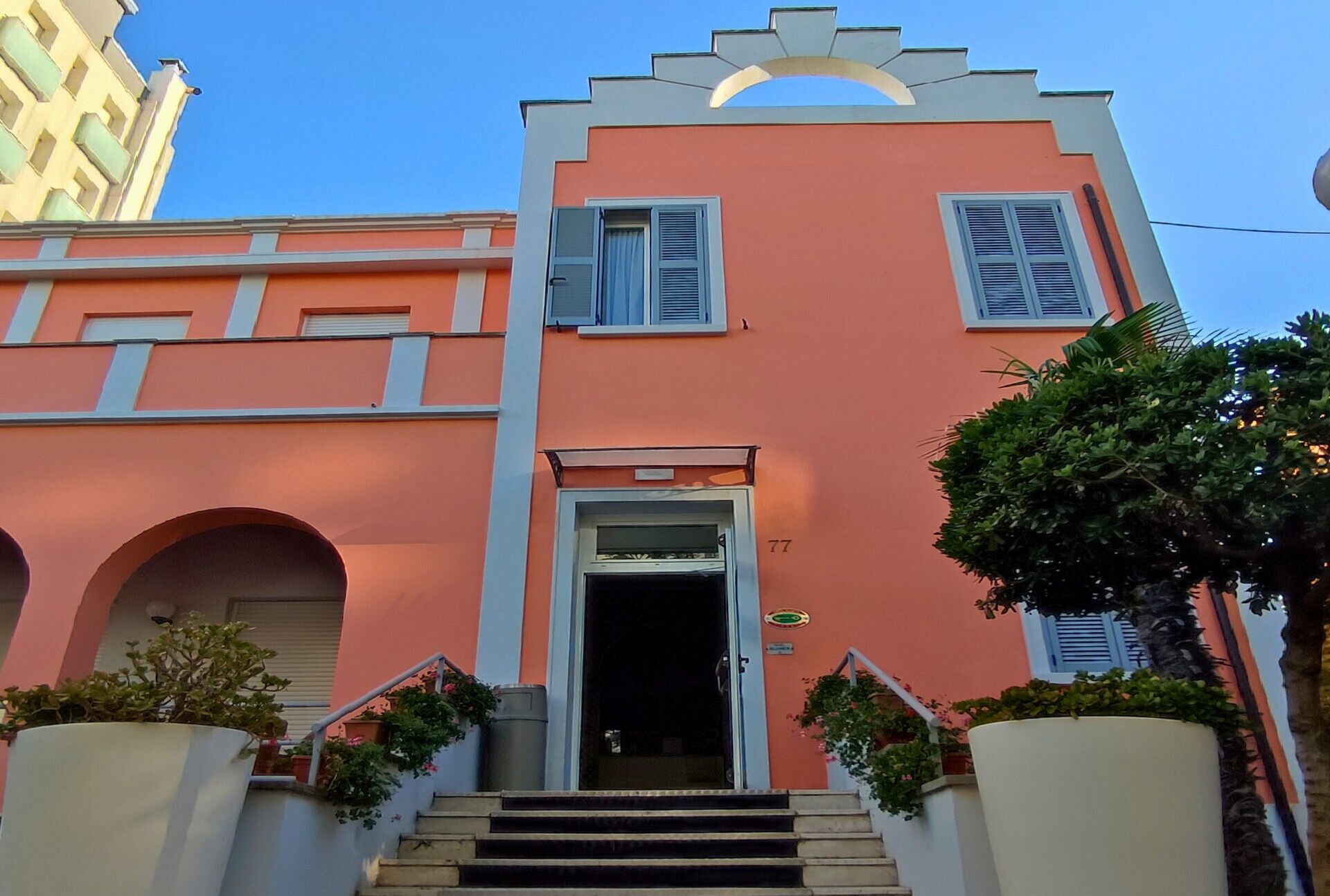 Vista frontal de la propiedad