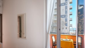标准双人房或双床房, 露台 | 客房内保险箱、办公桌、婴儿床、免费 WiFi