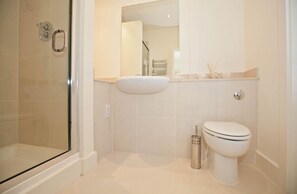 Regadera, amenidades de baño gratuitas, toallas, shampoo 