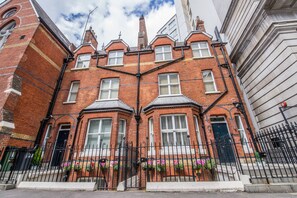 Exterior - LBS Victoria (London)