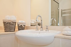 Bathroom sink - LBS Victoria (London)