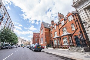 Exterior - LBS Victoria (London)