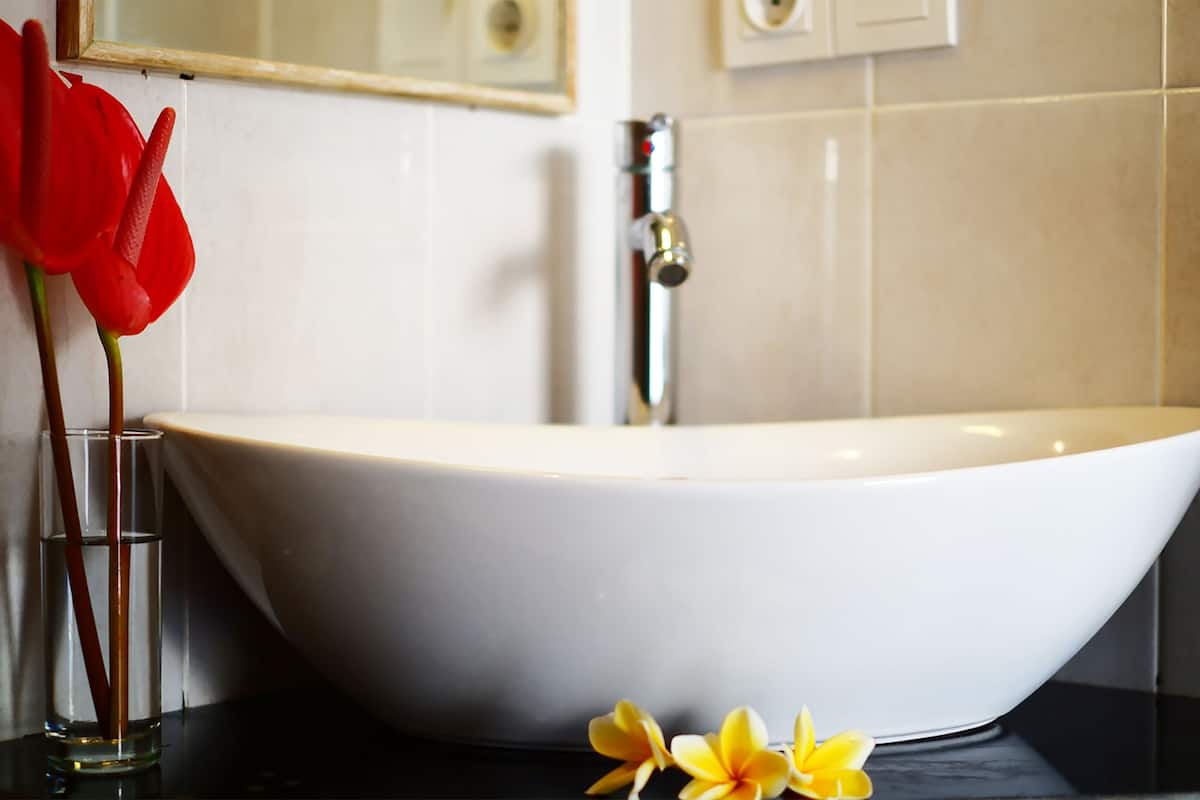 shower, free toiletries, towels