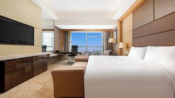 Executive King Room | Minibar, in-room safe, desk, blackout drapes