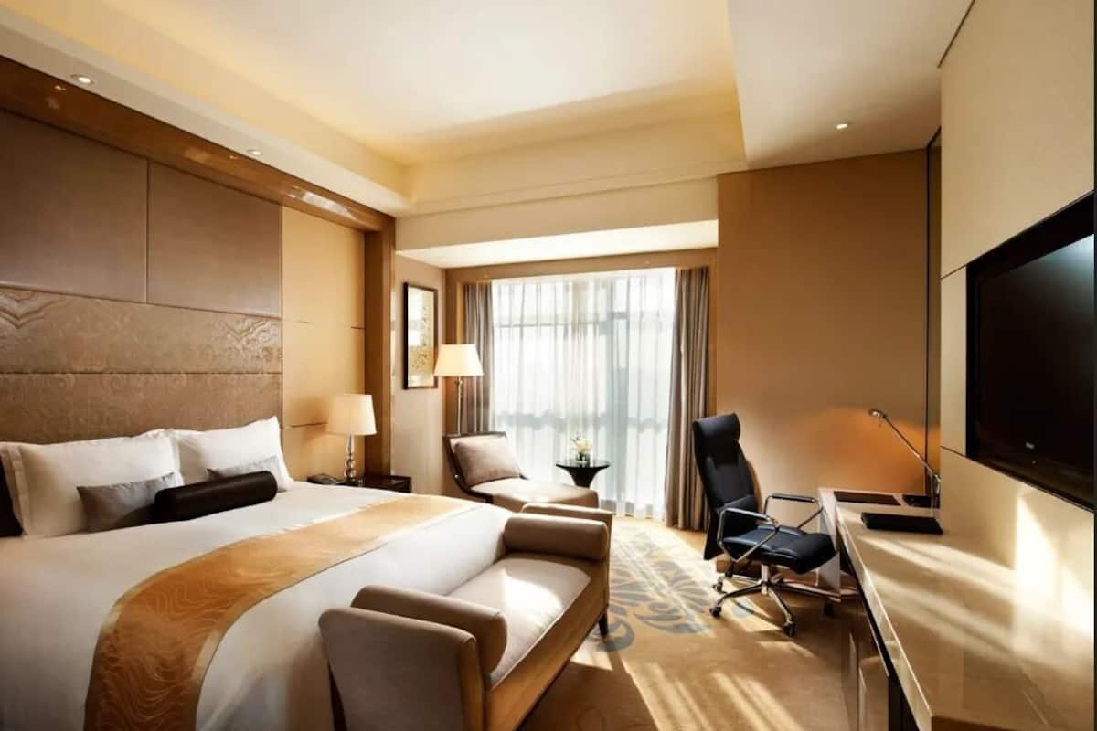 Minibar, caja de seguridad en la habitación y escritorio