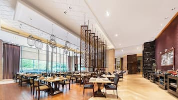 2 restaurants; breakfast, lunch, and dinner served