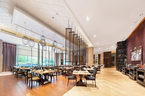 2 か所のレストラン : 朝食、ランチ、ディナーに営業