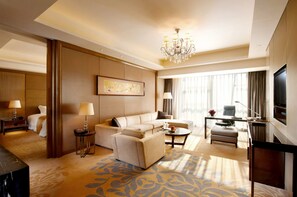 Executive Suite | Minibar, in-room safe, desk, blackout curtains - Wanda Realm Langfang (Langfang)