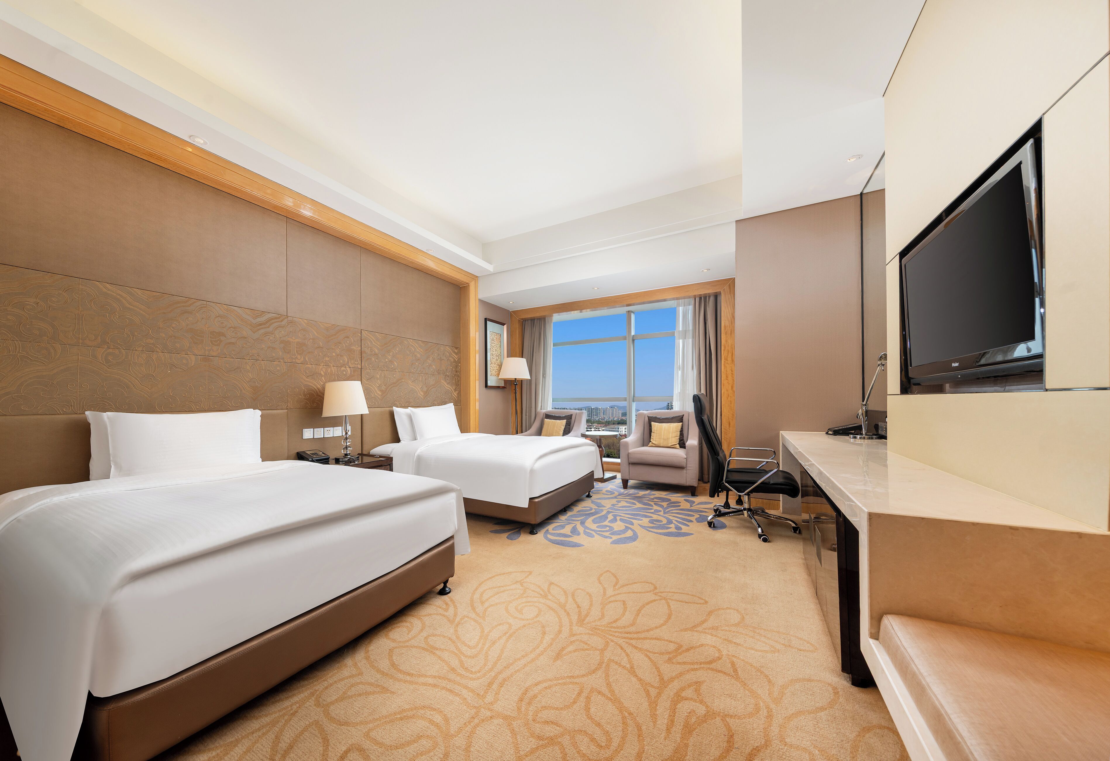 Executive Twin Room | Minibar, in-room safe, desk, blackout curtains
