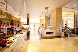 Petit déjeuner buffet (135.7 CNY par personne)