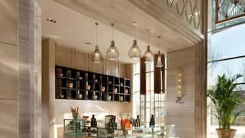 2 bars/lounges