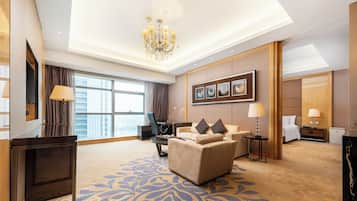 Executive Suite | Minibar, in-room safe, desk, blackout drapes