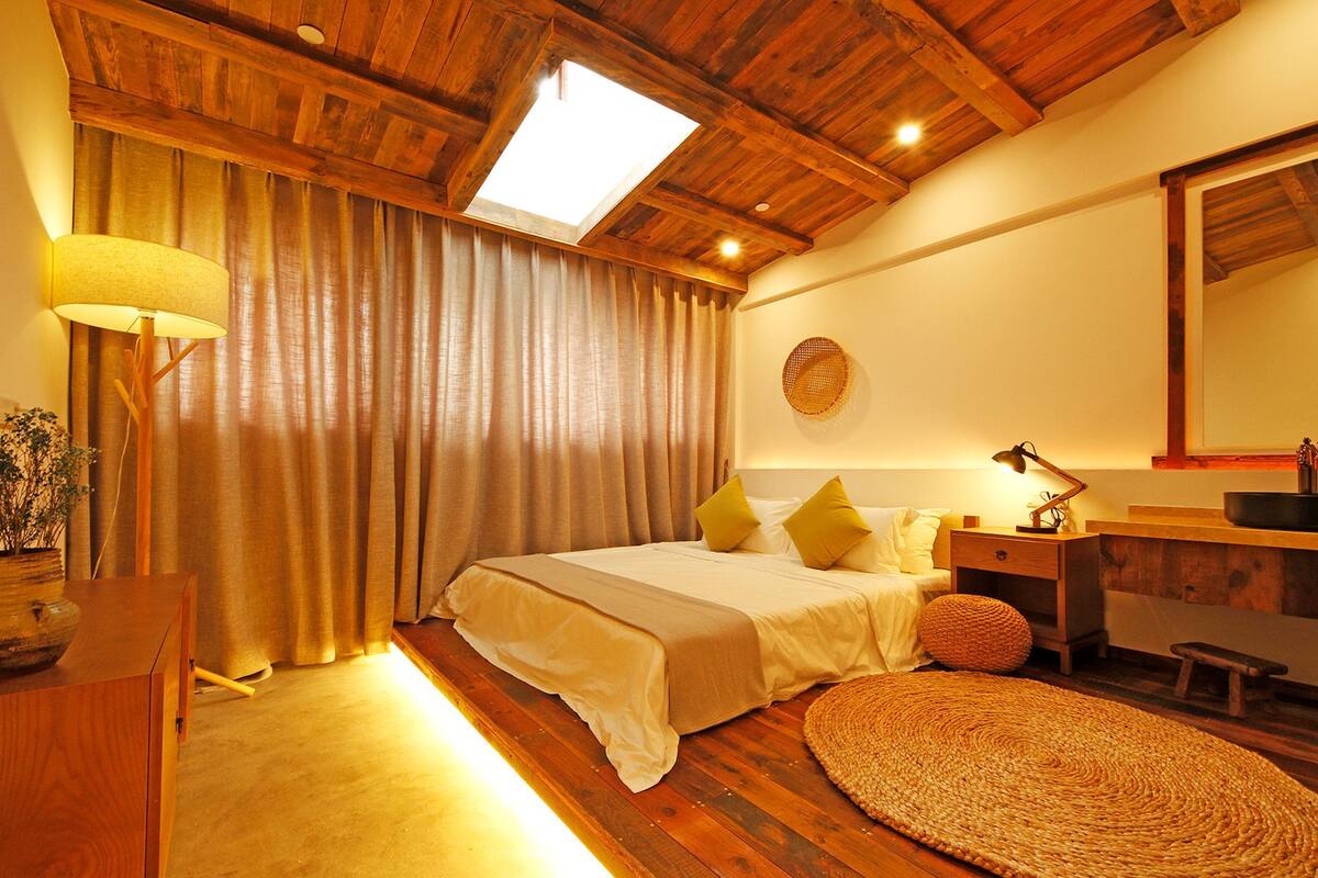 Desk, blackout curtains, free WiFi