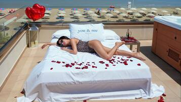 Suite, Terraza, vista al mar (Wellness con Sauna e Jacuzzi) | 1 habitación, minibar, caja de seguridad en la habitación y escritorio