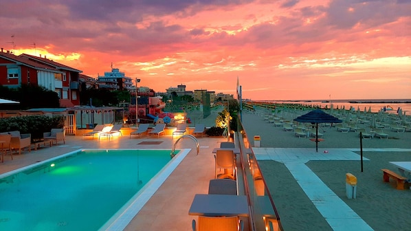 Seasonal outdoor pool, a heated pool - You & Me Beach Hotel (Rimini)