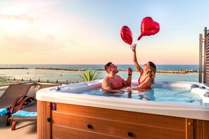 Phòng Suite, hiên, quang cảnh biển (Wellness con  Sauna e Jacuzzi) | Bồn tắm spa riêng