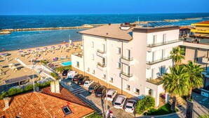 A coastal hotel with a rooftop pool, beach access, and a view of the sea. - You & Me Beach Hotel (Rimini)