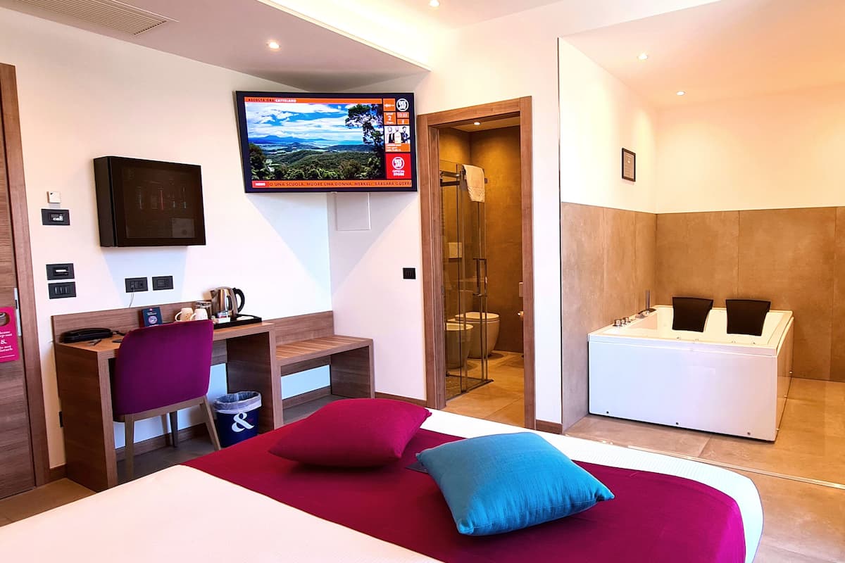 Junior Suite, Sea View (Lovers, Jacuzzi) | 1 bedroom, minibar, in-room safe, desk