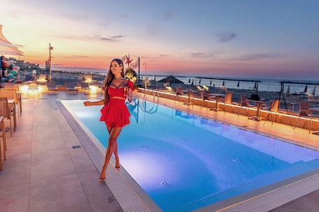 Una piscina al aire libre de temporada, una piscina climatizada