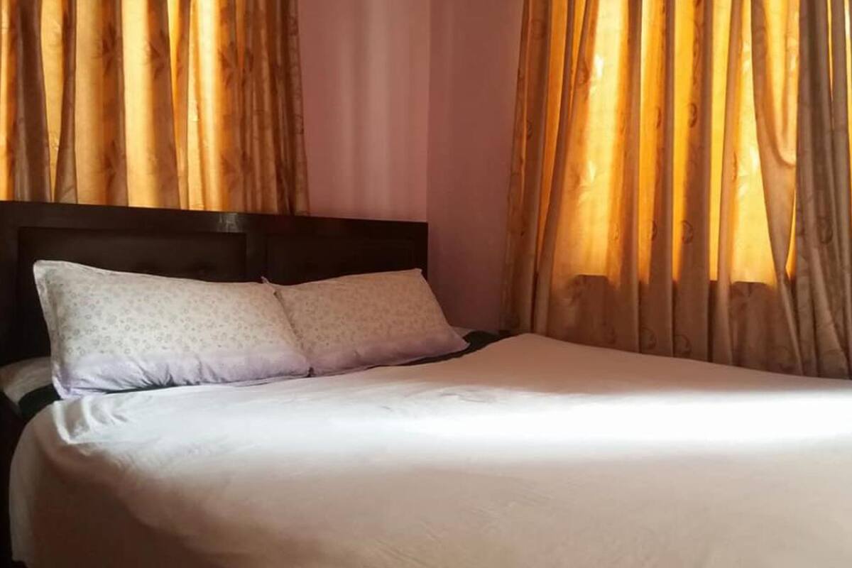 Habitación doble Deluxe | Escritorio, tabla de planchar con plancha y wifi gratis