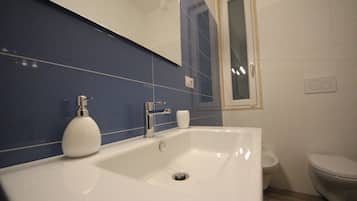 Shower, rainfall showerhead, free toiletries, hair dryer