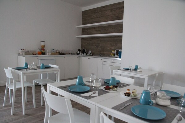 Tägliches inbegriffenes Frühstück zur Selbstbedienung