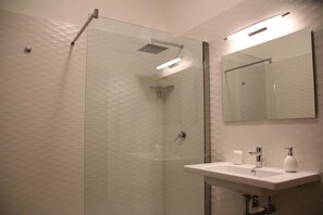 Deluxe Double Room, Ensuite, City View | Bathroom | Shower, rainfall showerhead, free toiletries, hair dryer - Principe (Bari)