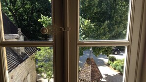Una ventana con cuatro divisiones, cada una mostrando distintas vistas al exterior.