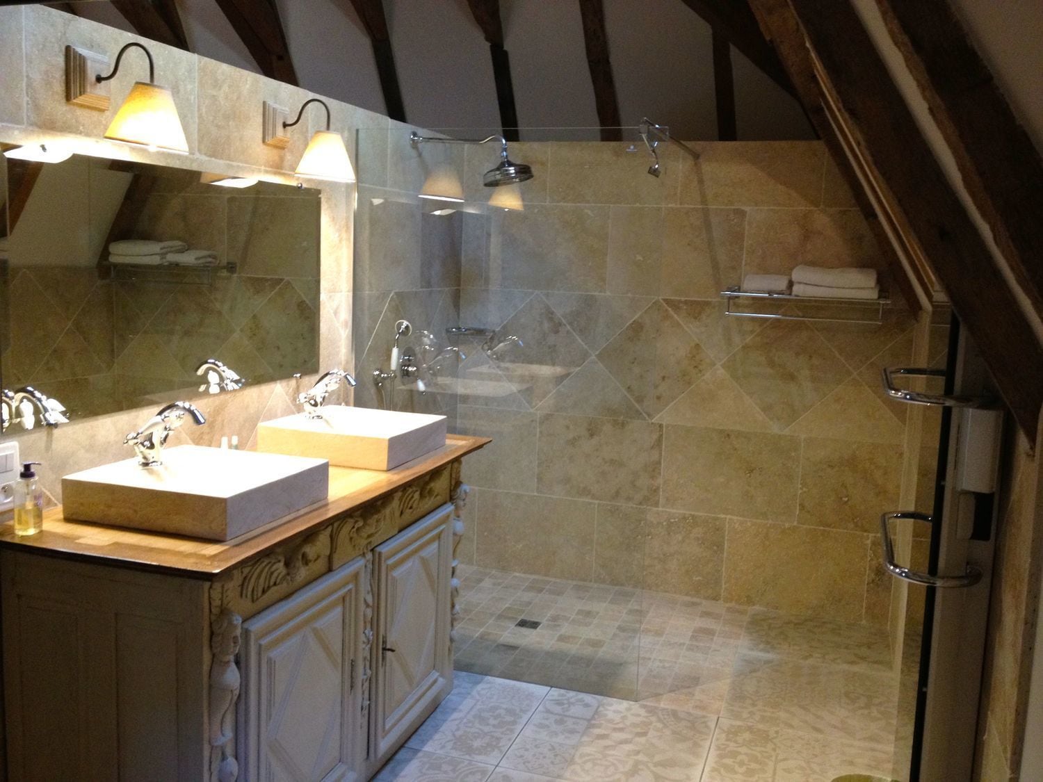 Suite (Louvre) | Bathroom | Shower, free toiletries, hair dryer, towels