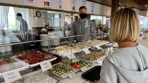 Ein Buffet mit verschiedenen Speisen und Beschriftungen.