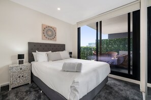 Departamento superior, 2 habitaciones | Decoración personalizada, muebles diferentes y escritorio 