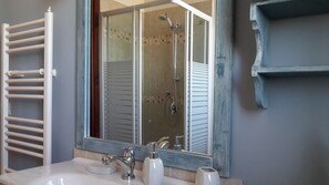 Comfort Apartment, 2 Bedrooms, Garden View | Bathroom | Shower, hair dryer, bathrobes, bidet - Agriturismo Podere Casa al Vento (Montepulciano)