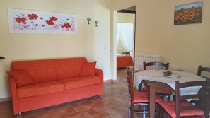 Apartamento Deluxe, vistas al jardín | Zona de estar | Una televisión de pantalla plana