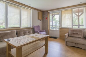 Apartment | Cribs/infant beds, free WiFi, bed sheets