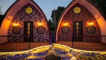 Boendets fasad - kväll/natt