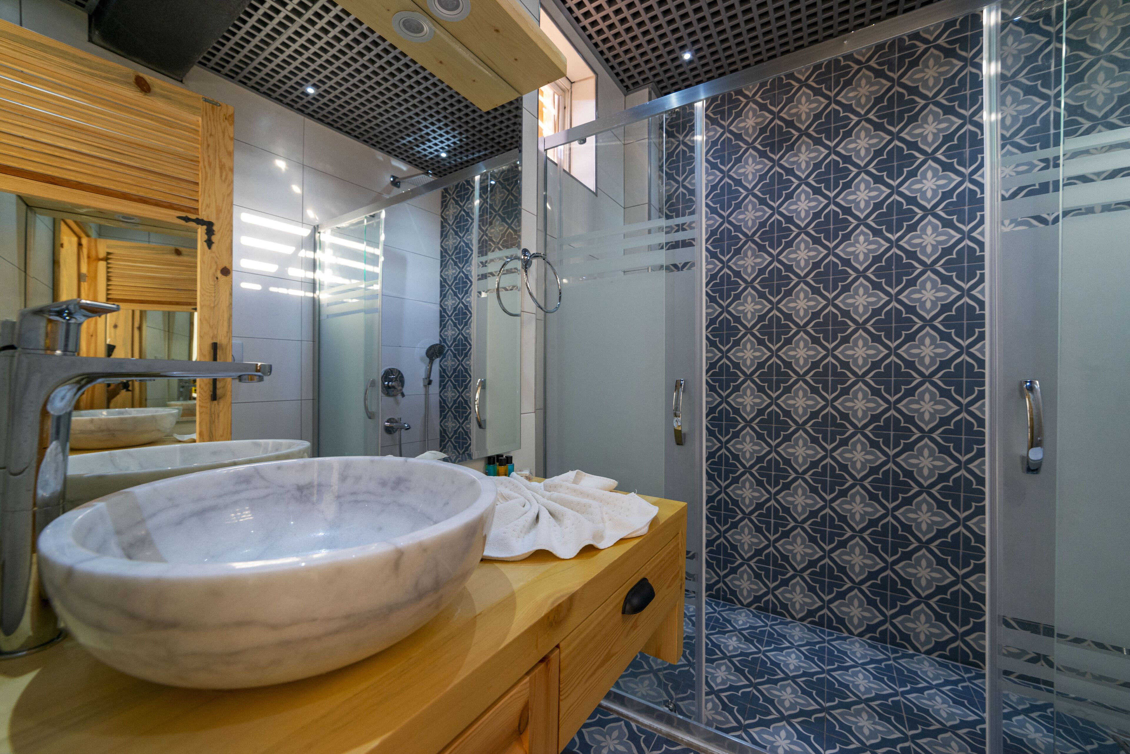 Habitación familiar, balcón | Lavabo del cuarto de baño